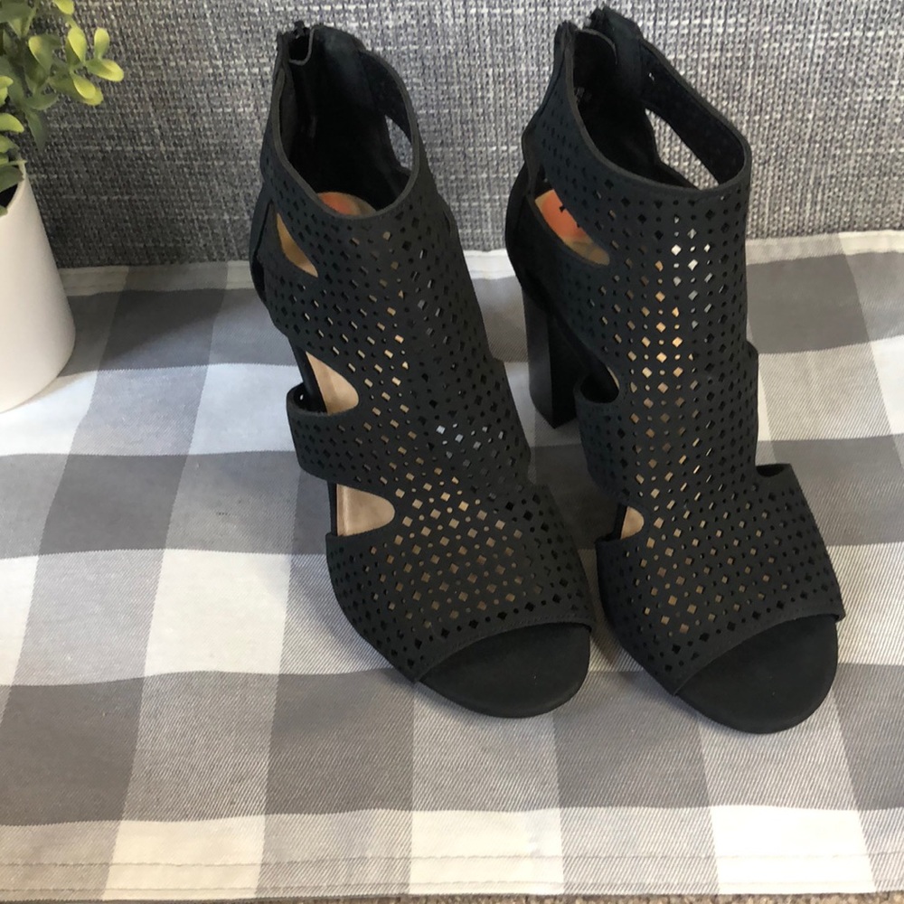 New!!!! Never worn black sandals w/ 3” heel.
